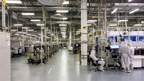 Inside Intel's Chip Factory, I Saw the Future. It's Plain Old Glass - CNET