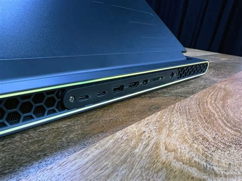 Alienware M18 USB Port に対する画像結果