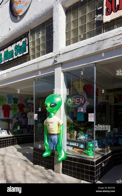 Toradh íomhá ar Alien Outside Window