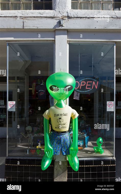 Toradh íomhá ar Alien Outside Window