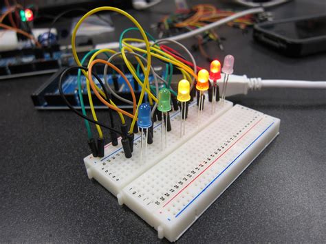 Toradh íomhá ar Arduino Uno Tutorial Basic Circuit Breadboarding