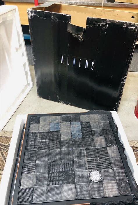 Rare ALIENS CHEST SET BOARD COLLECTOR SET -NO CHEST Figuresboard ONY- NEW