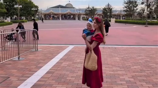 White people: non white people are aliens that will destroy our beautiful cultureAlso white people: I will become an alien in another country and destroy they culture, but that´s beautiful, right?!