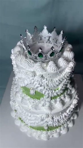 viral crown cake #cakedesings #cake #cakedecorating