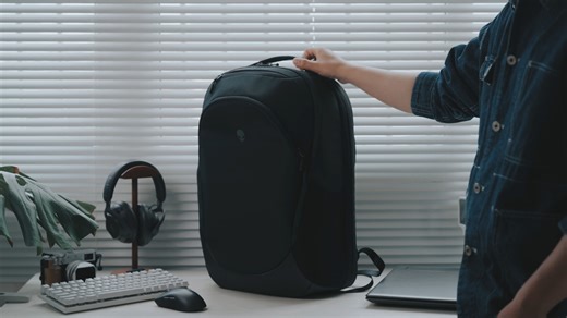 @大脸很严格 带你一探外星人AW7825P究竟有多能装。18寸笔记本、机械键盘、游戏鼠标、电竞耳机......一包拎走！