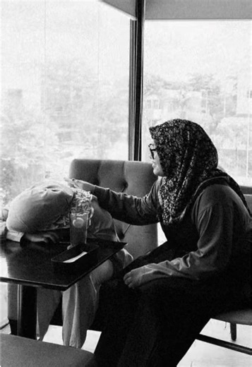 “pov: the barista knows just what the customer need, iced lemon tea and listening ear”. come to djava for our heritage lemon tea!! #brunei #cafe #fyp