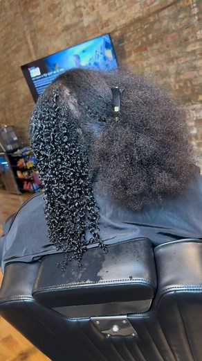 Invisible K-Tips. ICE Bonds. on Instagram: "My client came into @kihstudios to add some length and density to her already beautiful curls. I’m loving this new texture!! It matches her natural curl pattern perfectly!! And this hair can be worn straightened or curly 🤩 .. the perfect summer style 🥰🥰 #ktips #curlyktips #invisiblektips #chicagostylist❤️"