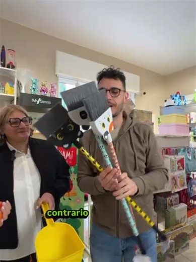 Scopare non è mai stato così divertente! 🧹🐾 Arrivano le scopette per bambini iTotal di Note&Book, pronte a trasformare le piccole pulizie in un gioco super tenero. Disponibili in tre adorabili versioni animaletti: 🐱 Gattino nero – curioso e sempre pronto a dare una zampata allo sporco! 🐱 Gattino marrone – dolce e coccoloso, ma super efficiente contro le briciole. 🐼 Panda – il più tenero della banda, perfetto per aiutare i piccoli a tenere tutto in ordine. Leggere, colorate e pensate per le 