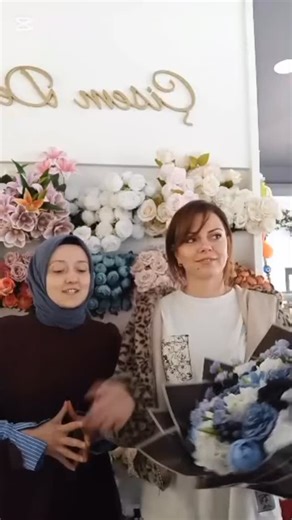 LİLY on Instagram: "Buket Yapıyoruuzz ÇEEEKKK 😎 #Vlog #keşfet #reels #nigdecicekcikolata #nigdecicek #cafe #nigde #bor"