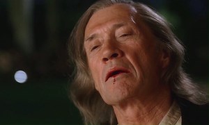 Sein Tod im Film ist so abstrus wie sein Tod im wahren Leben: Vor zehn Jahren fand man David Carradine leblos in einem Schrank. Unsterblich: Seine Rolle in KILL BILL – amzn.to/2RpyueG | ARTHAUS