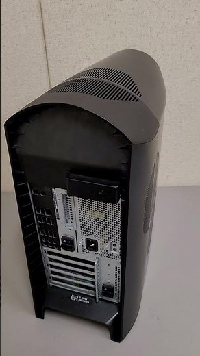 How to open the Alienware Aurora R11 gaming computer case.