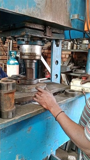 FITTING PINS IN EXCAVATOR'S TRACK CHAIN USING HYDRAULIC PRESSING MACHINE
