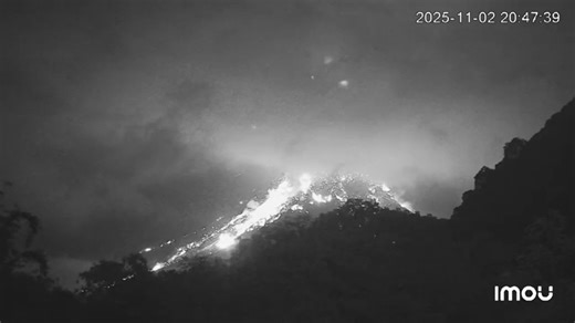 🌋 Pyroclastic Flow at Mount Merapi, Central Java 🇮🇩 At 20:46 local time, a pyroclastic flow descended about 1,200 meters southwest, lasting 111 seconds — a powerful reminder of Merapi’s ongoing activity. The volcano remains at ALERT Level III, with authorities urging residents to stay vigilant and follow safety guidelines | Geology Page