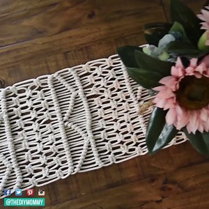 Make a macrame table runner! Get the full tutorial here: http://thediymommy.com/make-a-macrame-table-runner-video-tutorial/ | Cozy DIY Home