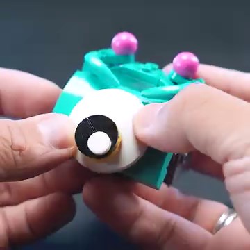 This alien comes in pieces. 👾 🌌 | LEGO