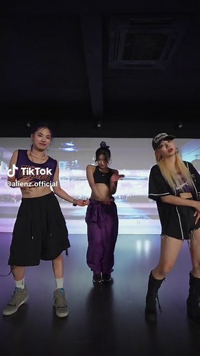 Alien Dance Studio Showcase with Juice, BiZOO, and 로아