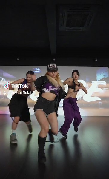 Alien Dance Studio Featuring Juice, BiZOO, and 로아