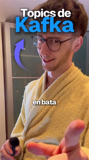 Topics en Apache Kafka ✨ El lugar donde viven los mensajes en Kafka 🎬 En este reel verás: ▫️ Qué es un topic en Kafka ▫️ Cómo productores y consumidores interactúan con él ▫️ Qué son las particiones dentro de un topic ▫️ Por qué permiten escalar el procesamiento de datos 🧩 Útil si te interesa: 🚀 Apache Kafka 🛠️ Arquitectura de microservicios 📦 Sistemas de mensajería 👨‍💻 Backend con Java 💭 Perfecto para: ⚡ Entender cómo se organizan y distribuyen los eventos en sistemas distribuidos 📢 Pa