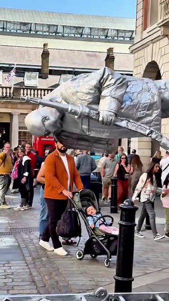 Bringing happiness an curiosity. #valentinethestatue #silvermanstatueofficial