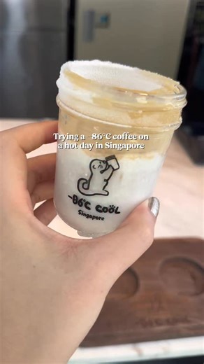 Right outside of @theprovidore outlet at Raffles Place is a coffee stand @minus86coolcoffee that serves -86°C dirty coffee in a glass jar stored at -86°C cooler. There are only 4 different flavours of -86°C dirty coffee on the menu. The milk goes into the jar first before the espresso js added. And we are told to drink it within 40 seconds so that we can enjoy the icy cold creamy milk bottom. But I guess the weather was really hot that day and coffee was served out in the open so we didn’t get t
