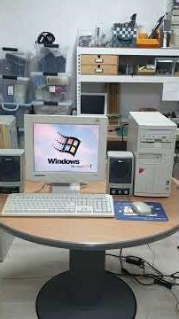 RETRO PENTIUM DESKTOP COMPUTER WINDOWS95 BOOTING