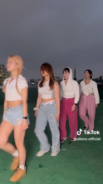 ALiEN Dance studio tour with #luckygirlsyndrome @MAY 메이 メイ @Luina @hursh @l_jay #aliendancestudio #ALNW #에일리언댄스스튜디오 #에일리언더블유 #dancer #fyp #illit #dance #dancechallenge