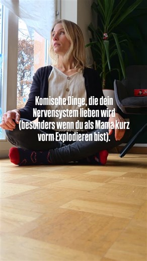 Dixie Lena Eitzenhöfer (M.Sc.) | Ernährung | Hormone | Mindset on Instagram: "Manchmal braucht es keine 20 Minuten Meditation. Manchmal reichen kleine, seltsame Signale, um deinem Körper zu sagen: "Es ist sicher. Du musst nicht kämpfen." 🧘‍♀️ Gerade als Mama, wenn der Lärmpegel hoch ist und die To-Do-Liste endlos, springt unser System in den Kampf-oder-Flucht-Modus (Hallo Cortisol!). Hier sind 7 "komische" Dinge, die dich biologisch sofort runterfahren: 1️⃣ Kaltes Wasser auf die Handgelenke Sig