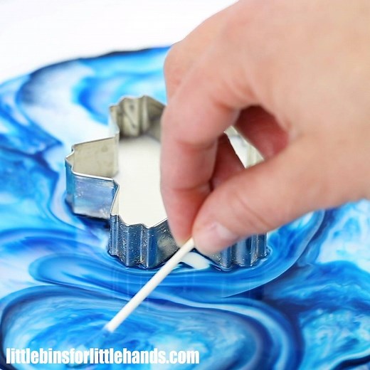 Easy to set up winter science activities that kids love! https://littlebinsforlittlehands.com/winter-science-ideas-kids/ | Little Bins for Little Hands