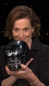 Jake Hamilton shows off his Alien popcorn bucket to Sigourney Weaver #Alien #PopcornBucket #SigourneyWeaver | Alien_Theory