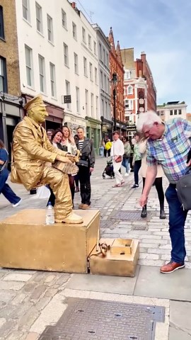 When the ladies are looking for answers. #livingstatue #performer #invisibleseat #streetartist