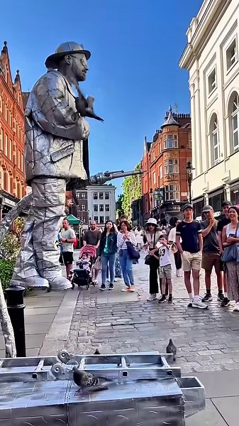 Bringing wonders and smiles regardless of age. #livingstatue #silvermanstatueofficial