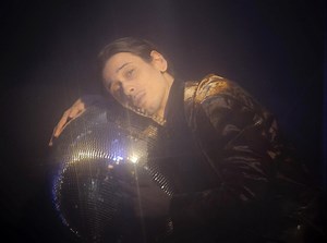 Alien Tango, ocupado con su "álbum para TikTok", sigue avanzando su EP con el disco decadente de 'Heavenly' – jenesaispop.com