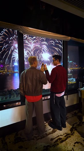 Coca-Cola Hong Kong on Instagram: "穿梭去邊個年代都好 最應該守住嘅，其實係一家人喺埋一齊 無論係項太傅、盤兒定係寶兒 拎起罐可口可樂®🥤 凍檸茶，都要讓一讓路🤲🏿 ❤️一家人團聚，就係要飲可口可樂® 🎆此刻，年在一起 今個新年飲可口可樂®、淳茶舍®及其他指定產品 記得掃埋QR Code參加「年在一起 一開即賞」大抽獎 隨時贏🥇馬年珍藏版可口可樂™足金金樽 一開可口可樂®，馬上「天樂」！ 抽獎推廣期：1 月 14 日至 2 月 26 日 本活動受相關條款及細則約束。 推廣生意的競賽牌號碼：60883-4 #可口可樂 #此刻年在一起 #尋秦記 #項太傅與盤兒 #項少龍與項寶兒"