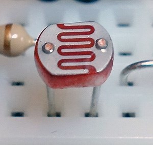 ラズパイで光センサー（フォトレジスター）を使ったPythonのプログラミング | そう備忘録