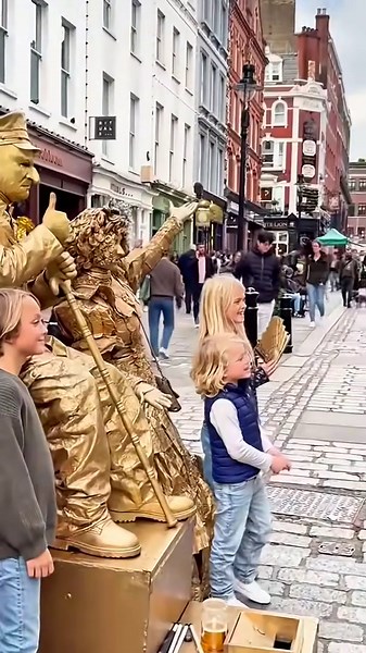 How the children behave around the living statues. #valentinethestatue
