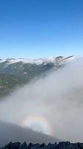 VIDMO – tajomný prírodný úkaz, ktorý vás nesmierne poteší na potulkách prírodou. Alebo aj nie? Niekoho vraj vidmo vyľaká! Ale ja tomu neverím, taká krása môže človeka len potešiť. Veď každý predsa miluje dúhu a keď sa tá dúha navyše urobí okolo vášho vlastného tieňa je to úchvatné. A čo to vlastne vidmo je? Vidmo je tzv. ohybovým javom pretože vzniká spätným ohybom svetla na malých kvapôčkach vody. Je to vzácny a zaujímavý meteorologický úkaz, s ktorým sa môžeme stretnúť na horách za hmlistého p