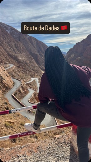 Adventuresof Kerry on Instagram: "Je ne pouvais pas venir ici sans voir cette route incroyable qui est sur ma to do liste depuis quelques années déjà 🇲🇦😍. Et bah j’ai été éblouie. Entre mon lampadaire et mon phone et profiter avec mes propres yeux je ne savais plus où donner de la tête. Ce road trip dans l’Atlas, j’en parlerai dans mon livre demain inshallah donc hésite pas à follow me pour plus de dossiers lourd 😁😘. Si non quelqu’un a déjà fait cette route incroyable? Bsx naronax ❤️ #Visit