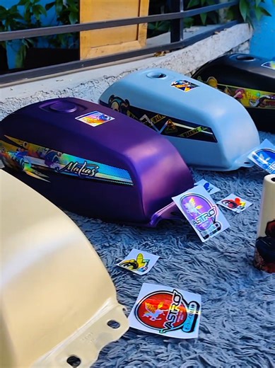 Franjas personalizadas para Suzuki Ax100 en tornasol #diseños #calcomanias #ax100exotica😍 #Suzuki🇩🇴💥