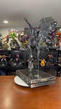 GIANT ALIEN QUEEN STATUE!