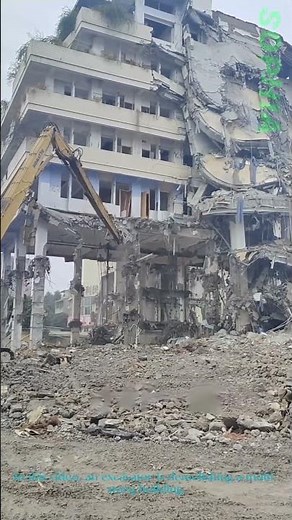Building Demolition: How Excavators Tear Down Structures – Urban Renewal Insight