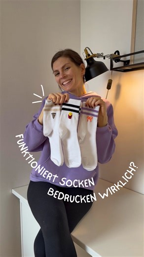 Vici | plotten & nähen on Instagram: "Werbung | Ich wollte schon so lange testen, ob Socken bedrucken wirklich alltagstauglich ist 🧦✨�Socken standen gefühlt ewig auf meiner kreativen To-do-Liste – und ich liebe es, kleine Projekte umzusetzen, die trotzdem richtig was hermachen. Also hab ich getestet, probiert und natürlich verschiedene Folien miteinander verglichen. Diese Plotterfolien habe ich getestet:�🎀 Brick 600 – mega Haptik & super deckend�🍕 Flexfolie – easy in der Anwendung, aber der U