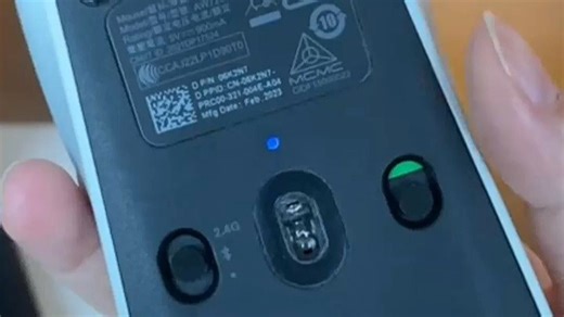Alienware AW620M双模无线有线鼠标，RGB灯效炫酷，适合长时间游戏或办公，手感舒适，精准定位，提升效率与娱乐体验。