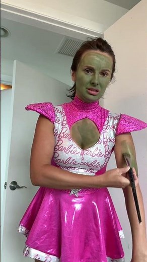 Alien Barbie cosplay flop