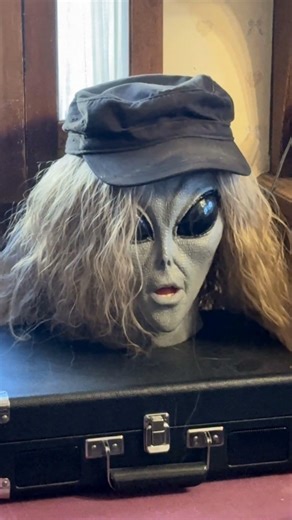 Alien comes to life and Talks at the end #shorts #alien #silly #funny #goofy #talkingalien